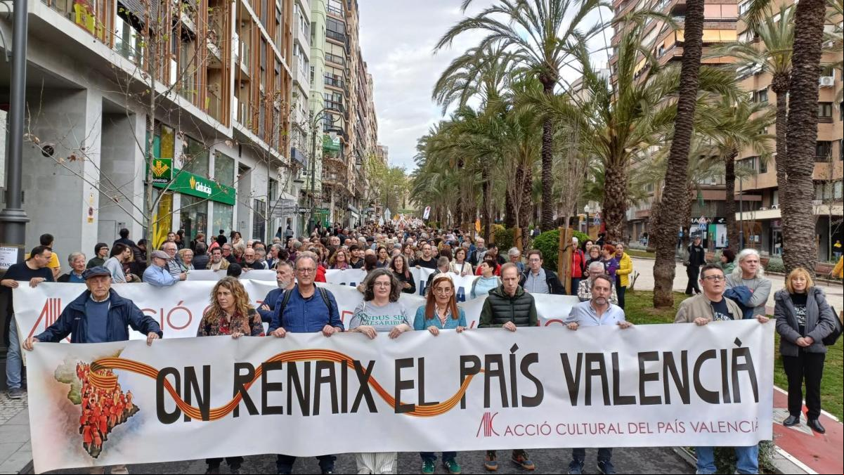 Una gran manifestación reivindica la identidad valenciana de Alicante