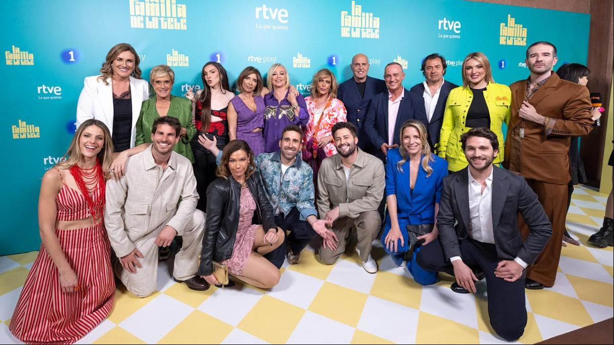 El gafe de ‘La familia de la tele’: primero fallece el Papa y ahora un apagón generalizado