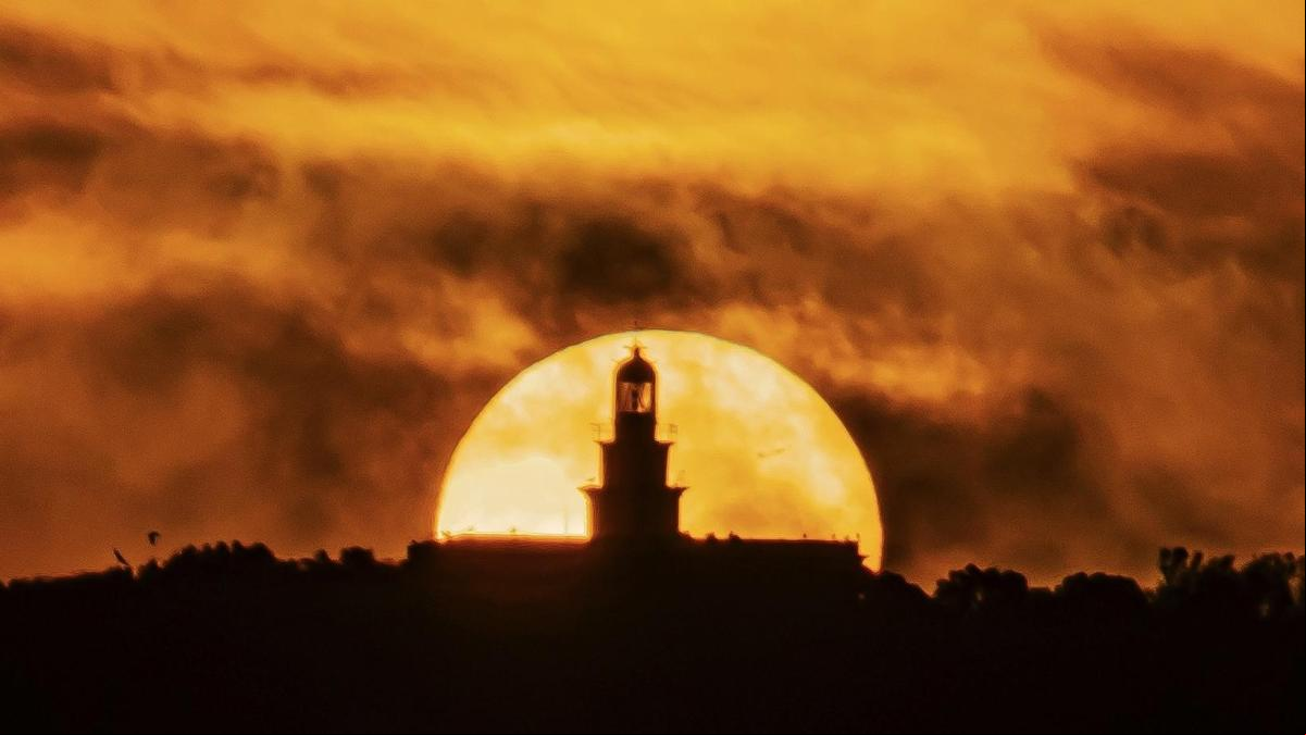 El potente sol del faro de las islas Medes