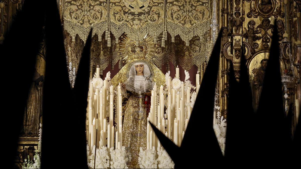 La emotiva y devota Madrugá de Sevilla, en imágenes