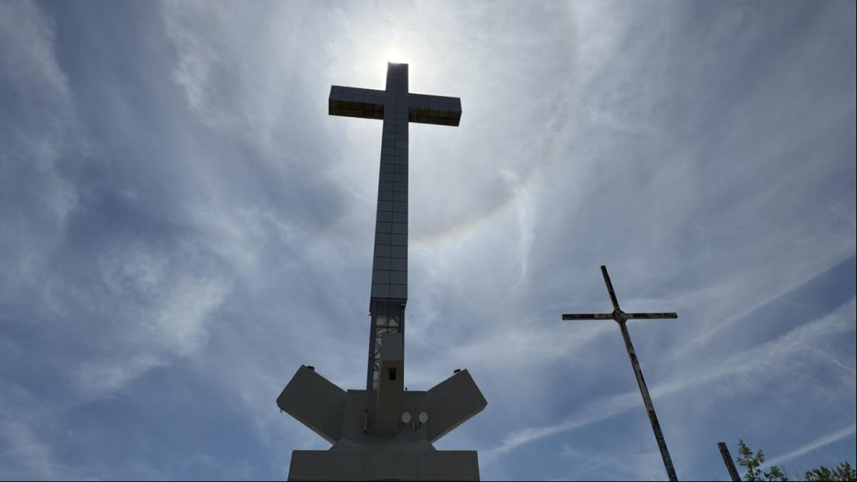 El halo solar de la gran cruz de Mostar