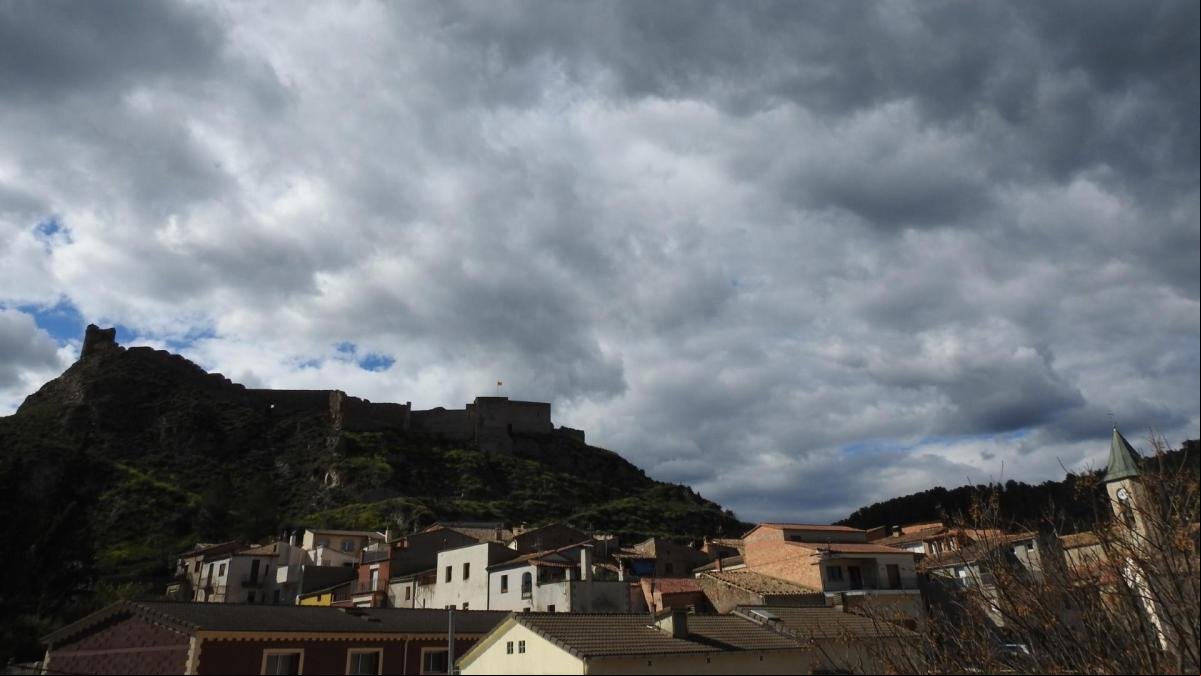 Amago de tormenta en el castillo de Castellfollit de Riubregós