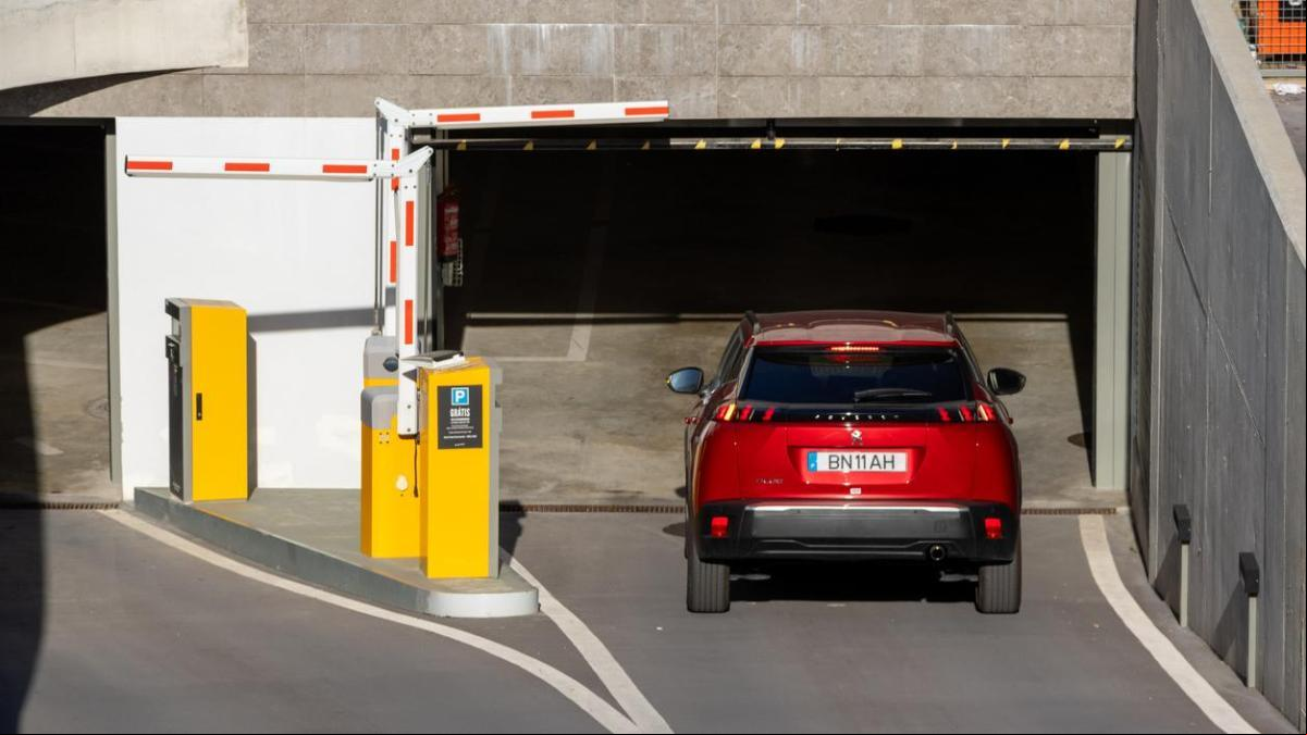 ¿Es legal que prohíban la entrada en garajes a coches eléctricos e híbridos por motivos de seguridad?