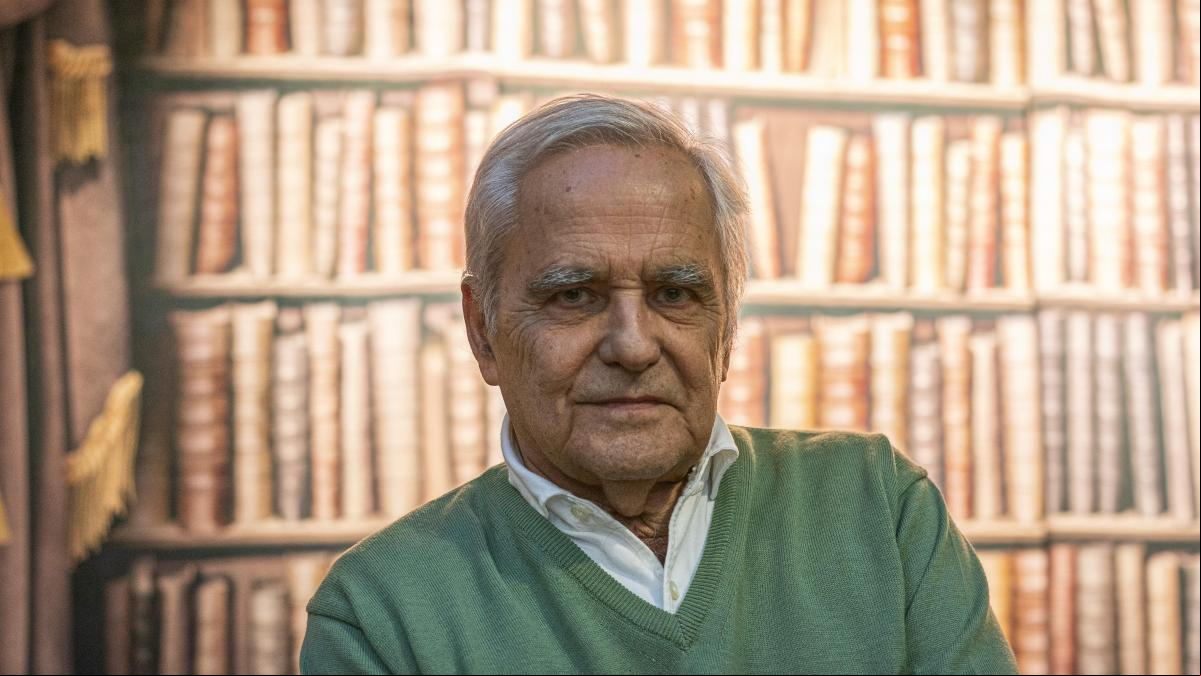 Juan Cruz, periodista y escritor: “Ocultar un libro equivale a quemarlo: no lo hagamos jamás”