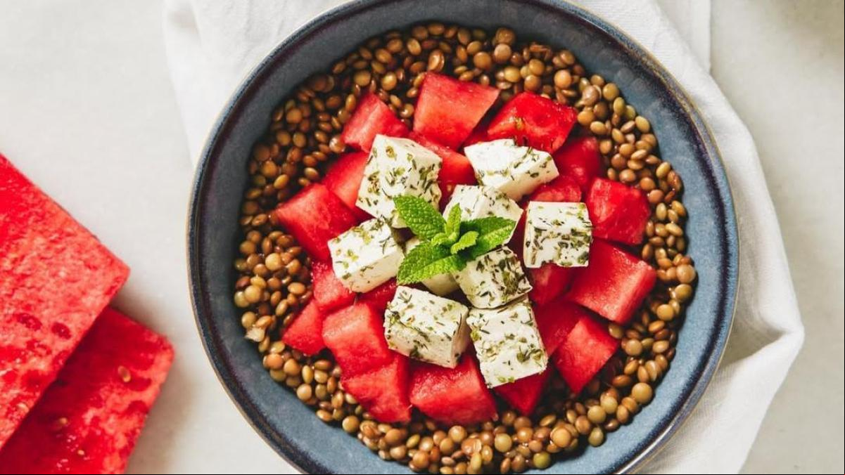 Ensalada de sandía con lentejas y tofu feta, una receta fácil y refrescante