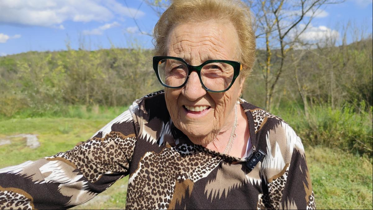 La iaia Angeleta, la ‘superabuela’ de 94 años: “Solo tomo una pastilla, subo leña a peso cada día, como mucha verdura, cocino, conduzco y paso las tardes con amigos”