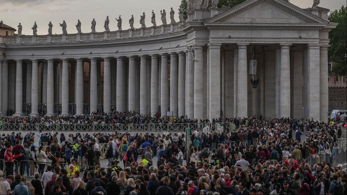 La fila eterna de Sant Pere