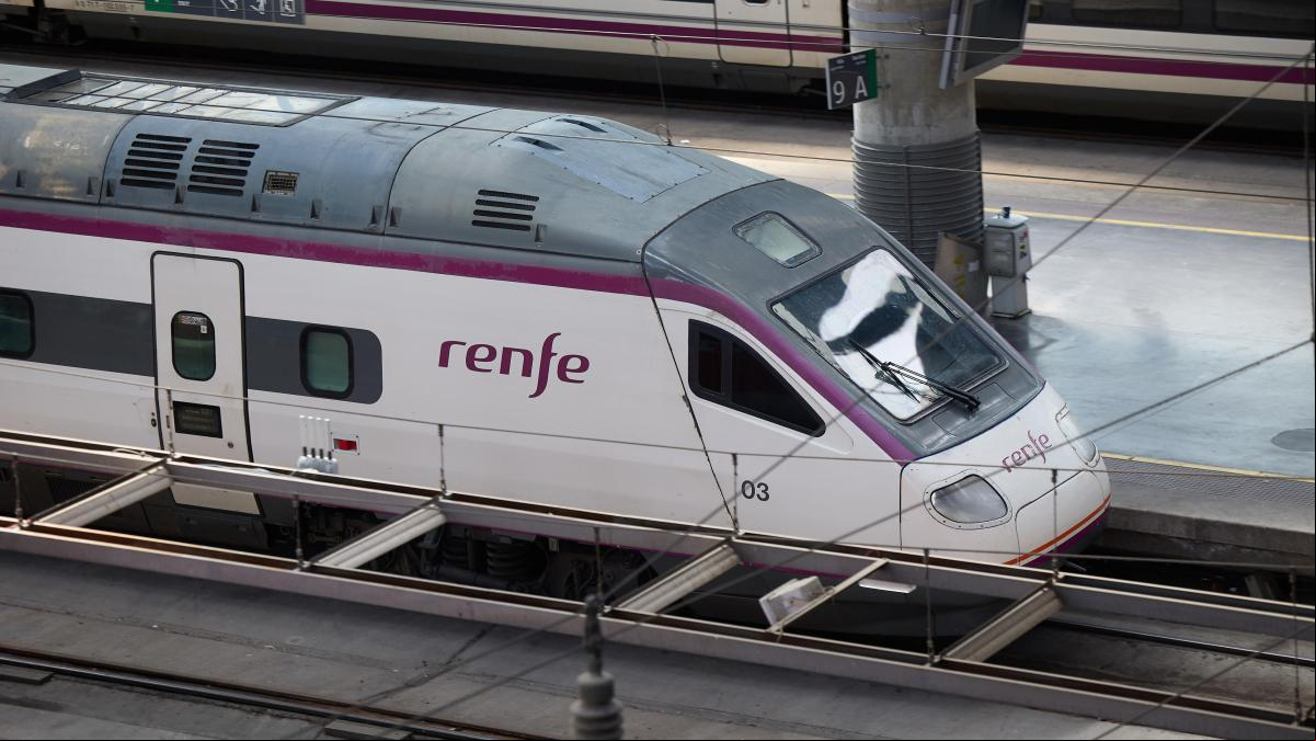 Renfe reduce sus pérdidas a tres millones frente a los 121 que perdió en 2023