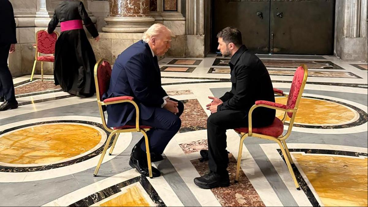 Macron resuelve el misterio de la tercera silla del encuentro Trump-Zelenski: “Era para el intérprete”