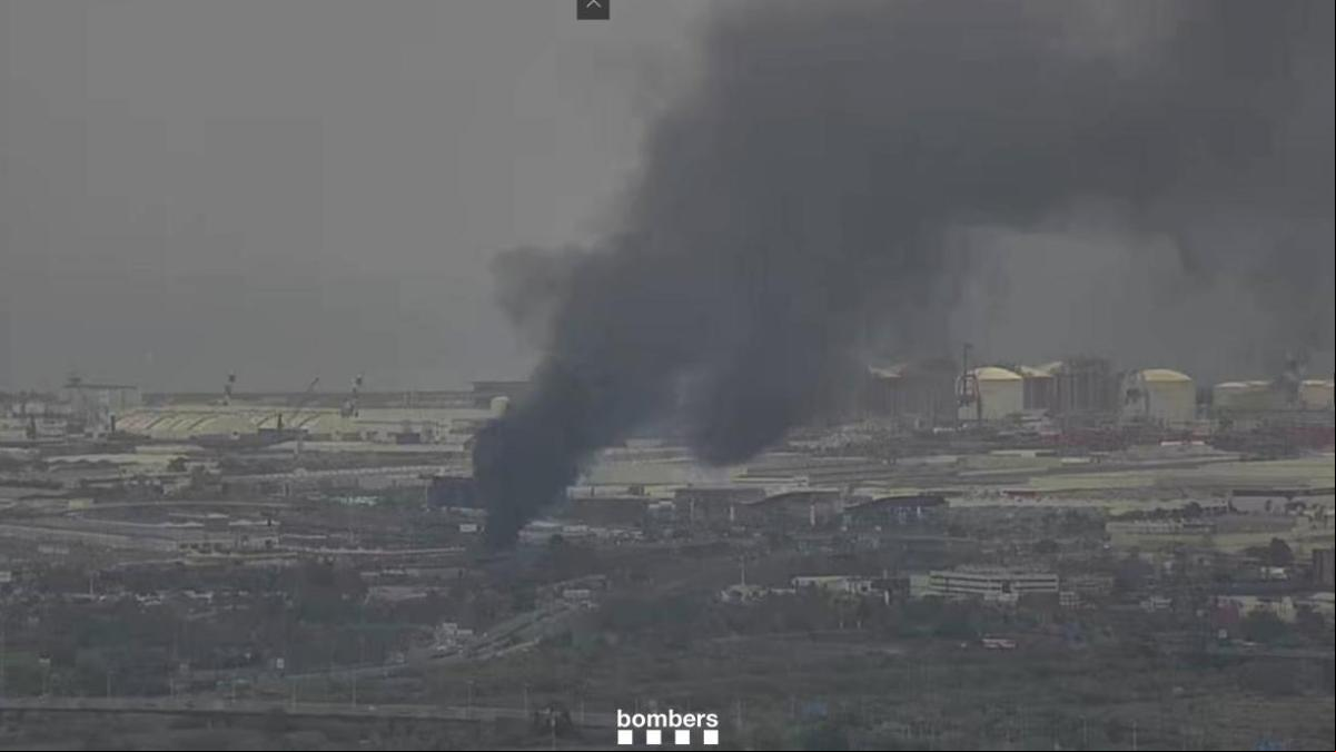 Extinguido el incendio en una industria de reciclaje cercana a Can Tunis