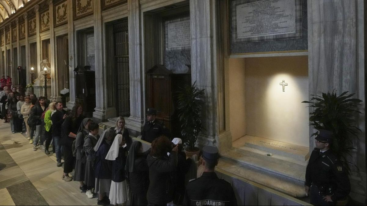 Largas colas desde las siete de la mañana para visitar la tumba del papa Francisco