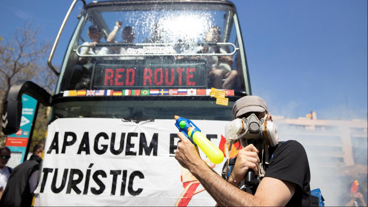 Manifestantes disparan con pistolas de agua contra un bus turístico de Barcelona