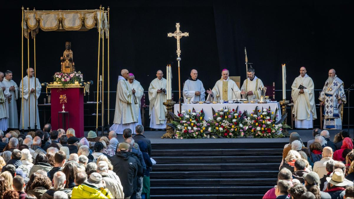 La Moreneta se da un baño de masas y de fervor popular en un día histórico