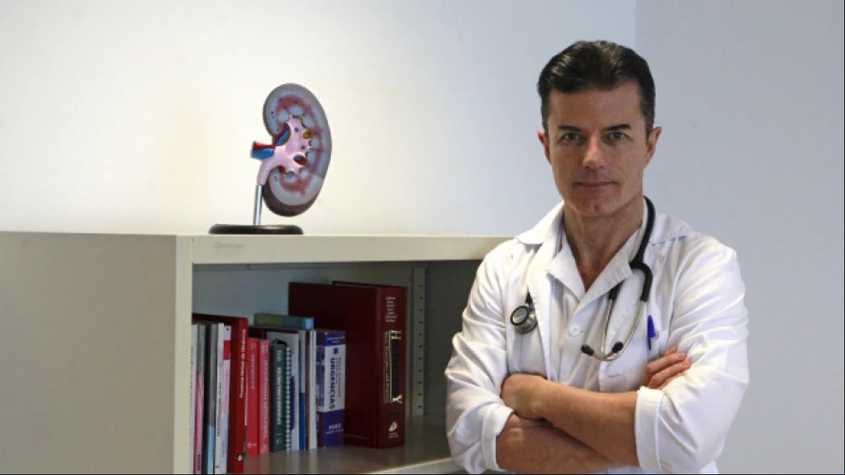Manuel Viso, doctor del hospital San Rafael: “Daremos prioridad a lo urgente tras el apagón, pero el generador ha saltado ipso facto y los cuidados intensivos y la UCI están funcionando”