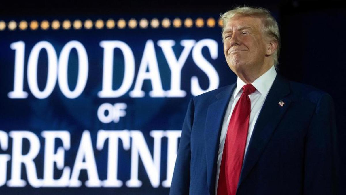 Trump despliega todo su narcisismo en la celebración de sus cien días en el poder