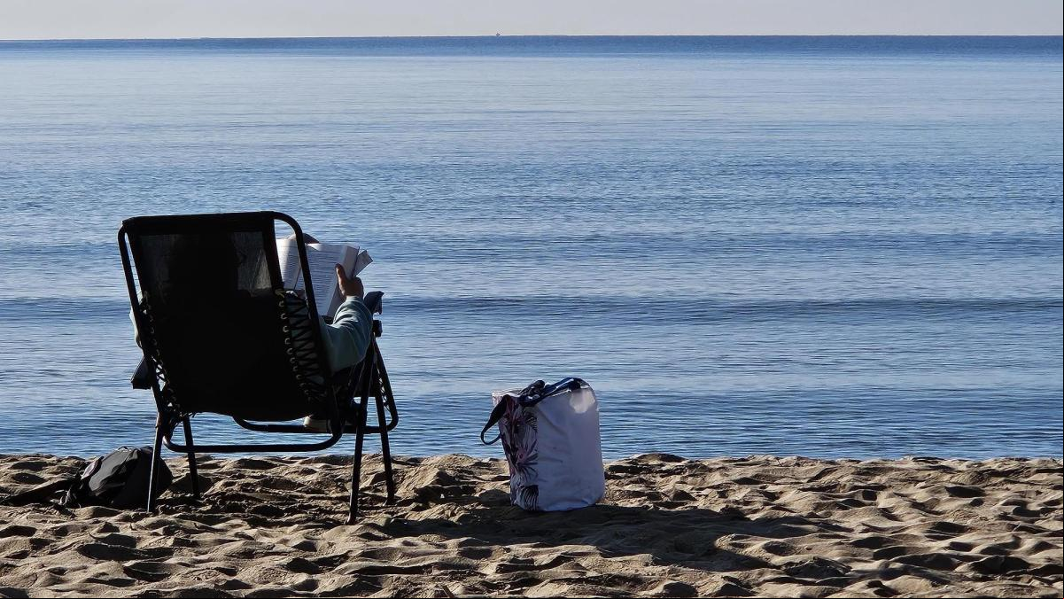 El amanecer de la lectura en la playa de Roses