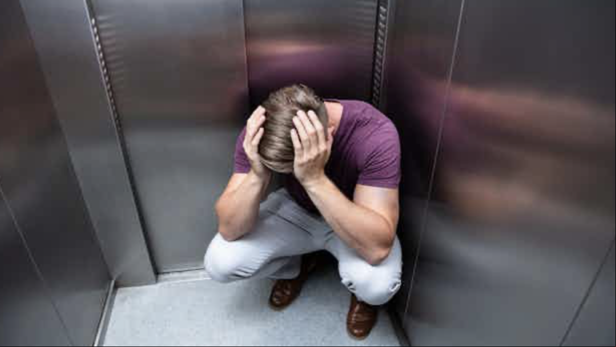 Cuatro horas en el ascensor: claves psicológicas de una experiencia extrema