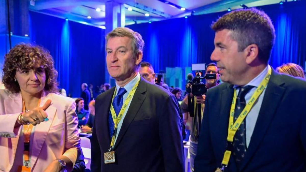 Carlos Mazón y Feijóo se abrazan en su encuentro en el congreso del PPE