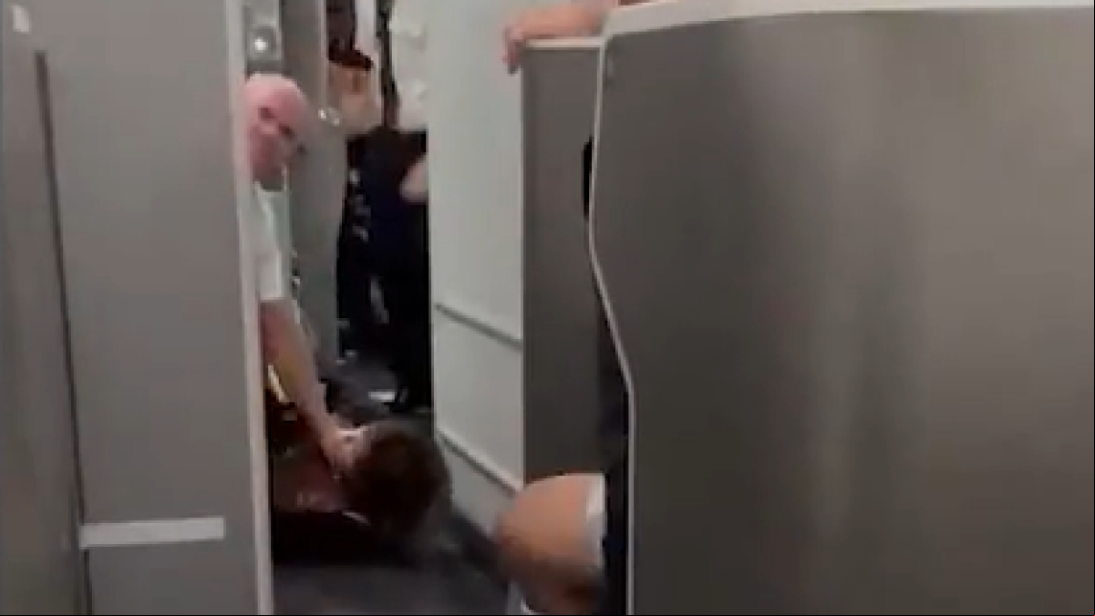 El personal de un avión tira al suelo a una pasajera que intentaba entrar a la cabina del piloto