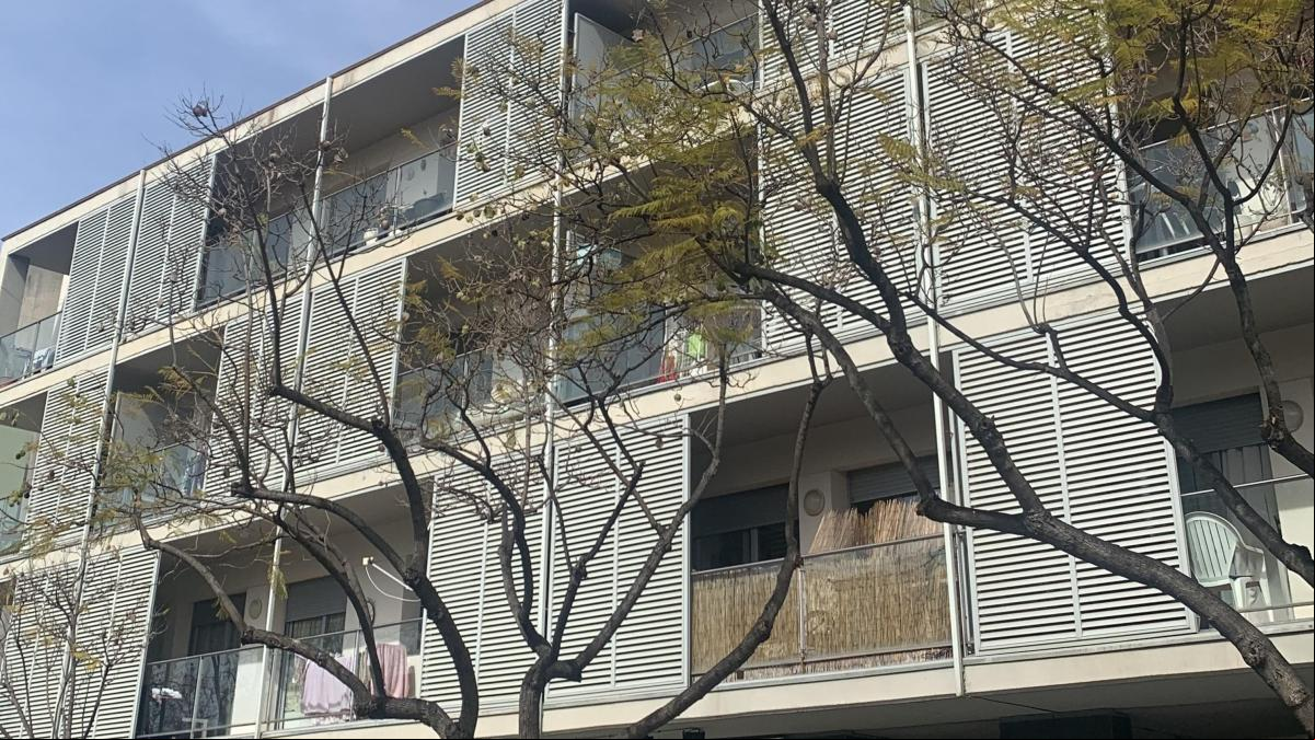 Denuncian vejaciones y prácticas abusivas en la gestión municipal de 57 pisos protegidos en Vilassar de Mar