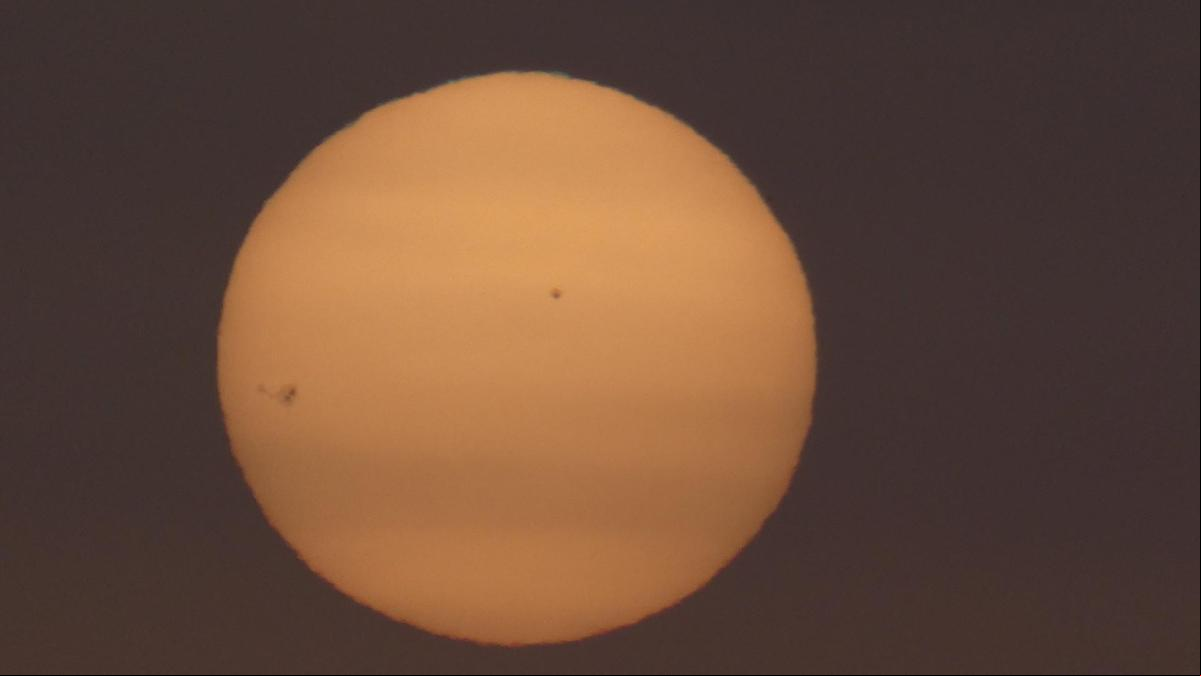 El primer sol de mayo está manchado