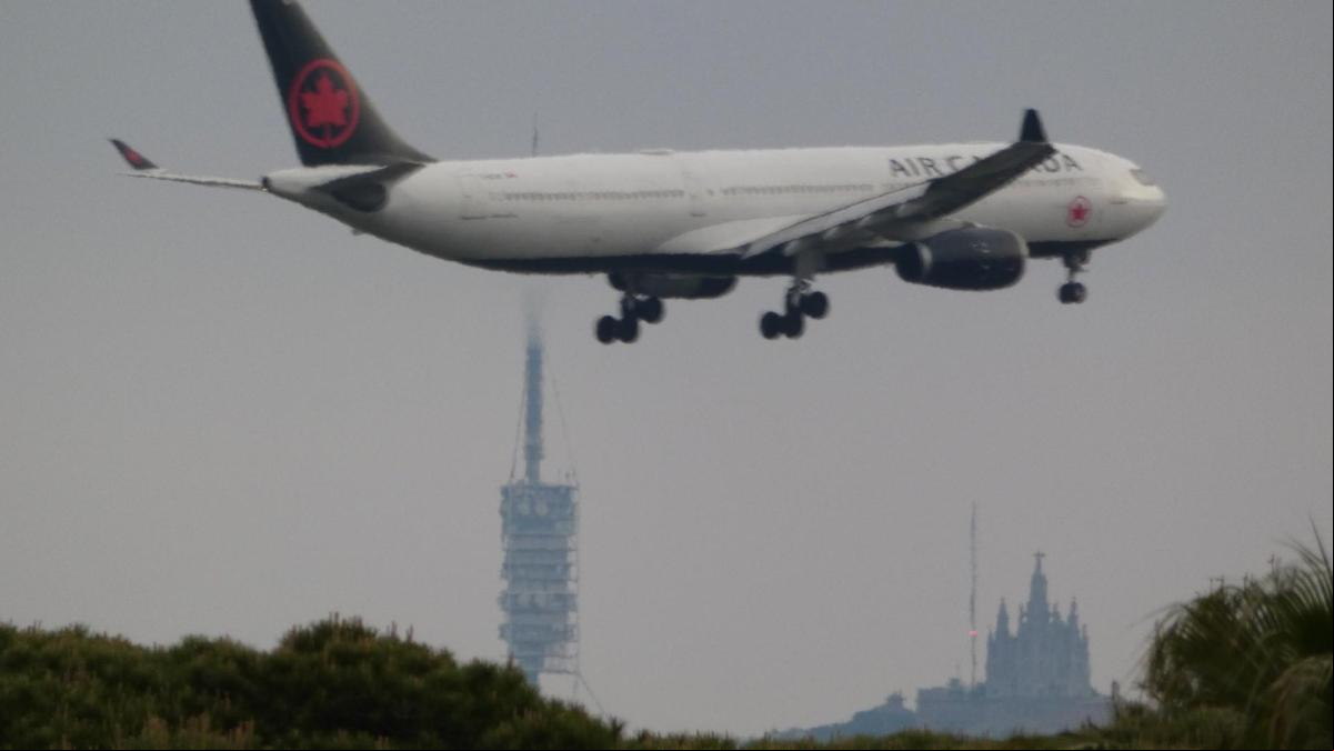 El avión atrapado entre la Torre de Collserola y la iglesia del Tibidabo