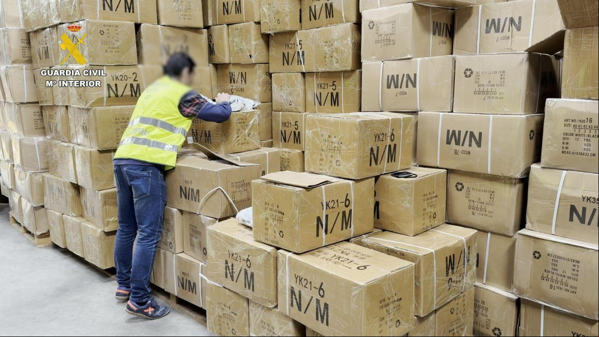 La Guardia Civil interviene en Badalona 1,4 millones de euros en productos falsificados para el top manta