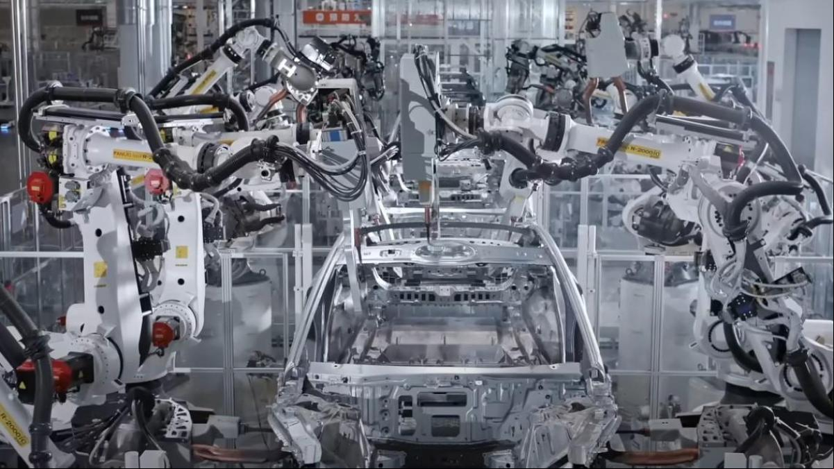 Así produce Xiaomi un coche cada 76 segundos: muchos robots y pocas personas, en una fábrica futurista que hasta recibe visitas turísticas