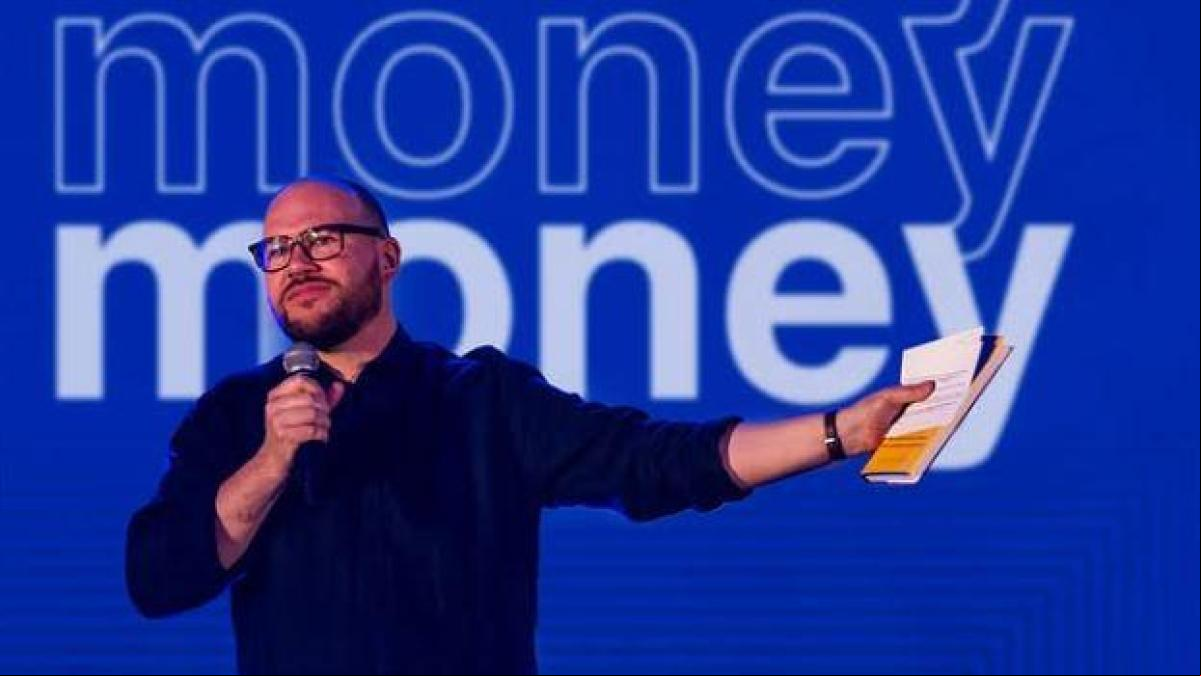 Glen James, experto en finanzas, y su sencillo truco para evitar las compras impulsivas: “La regla del 1% es una buena manera para saber si tu economía va a descarrilar”