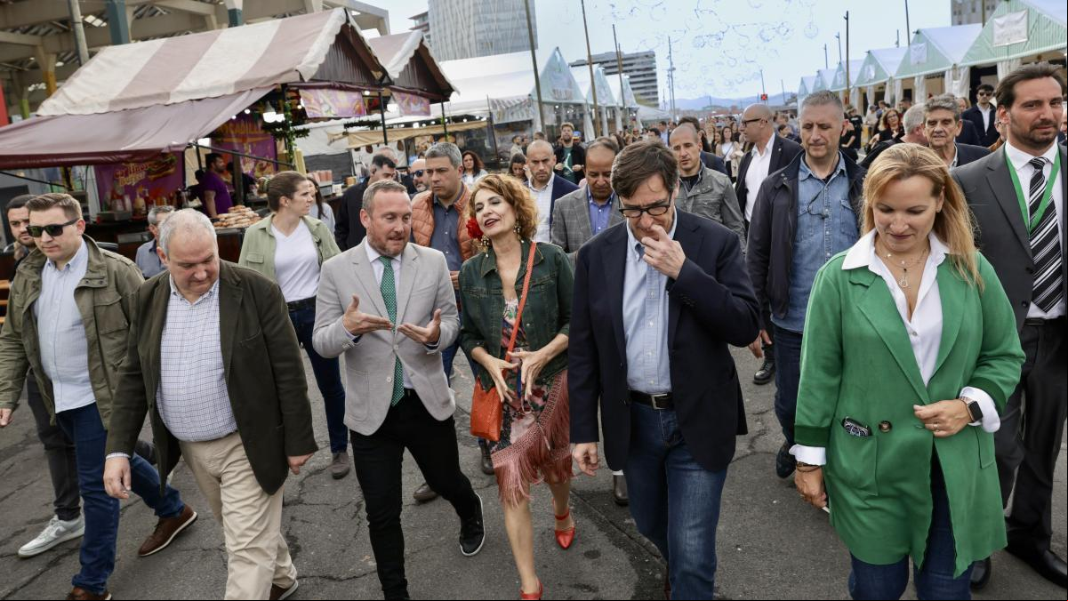 Montero pasea con Illa por la Feria de Abril y aboga por “una prosperidad compartida”