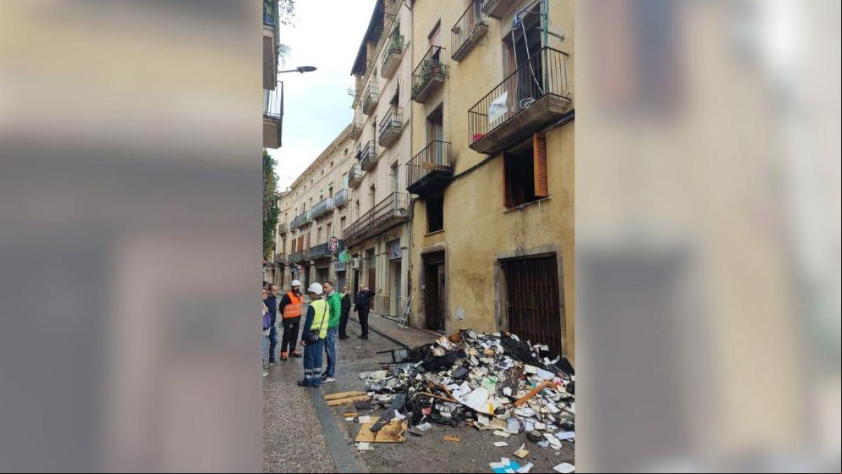 Un muerto y tres intoxicados en el incendio de un piso en Tàrrega