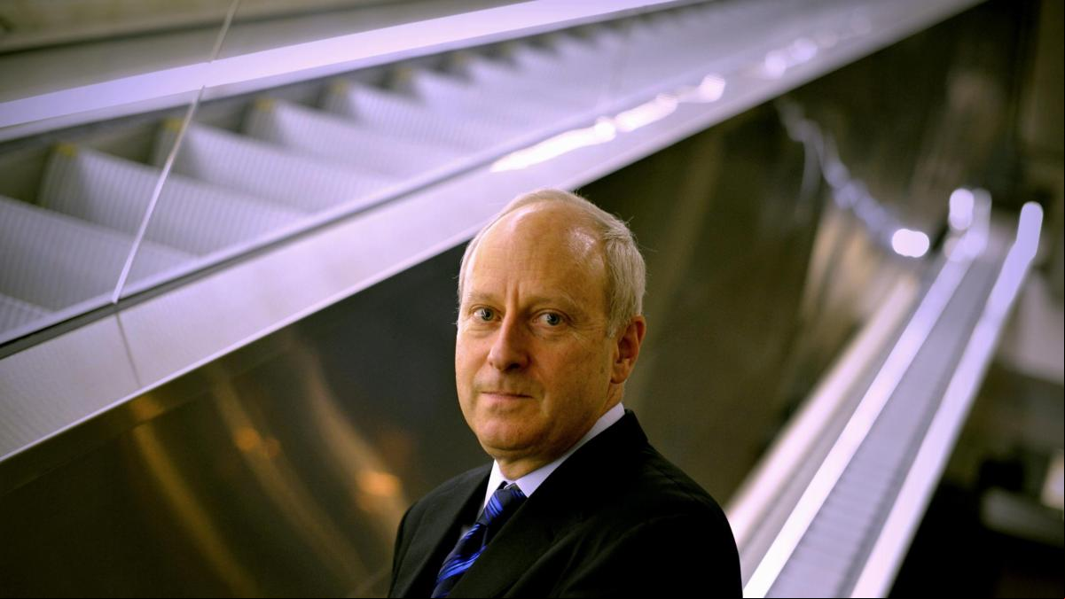 Michael Sandel, filósofo estadounidense, 72 años: “Si los mercados definen lo que es valioso, se crea un vacío moral que llenan la religión y el nacionalismo”