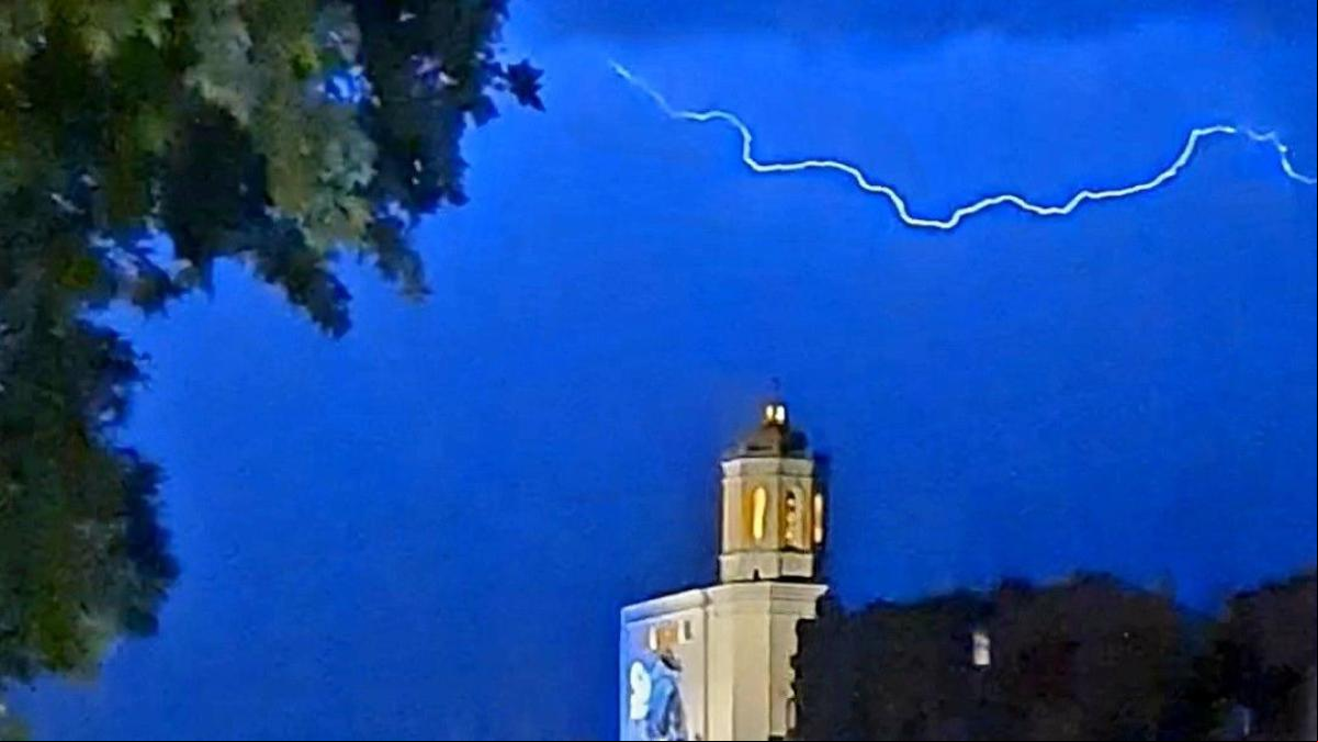 Noche de tormenta eléctrica sobre la catedral de Girona