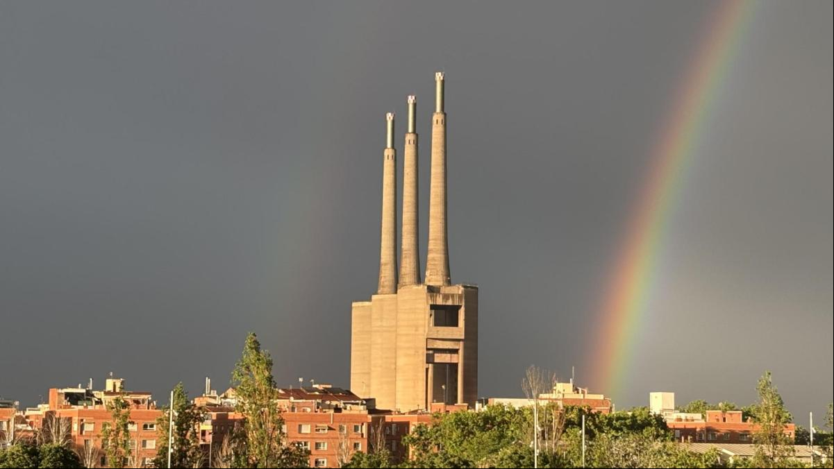 Confluencia de arco iris y chimeneas