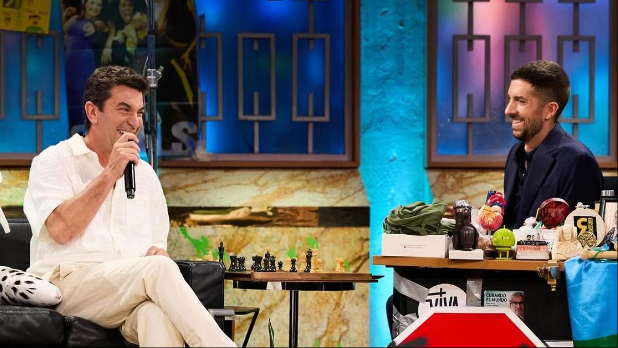 Arturo Valls deja fuera de juego a David Broncano con su respuesta a las preguntas clásicas: “Y tú ya lo ordenas como quieras”