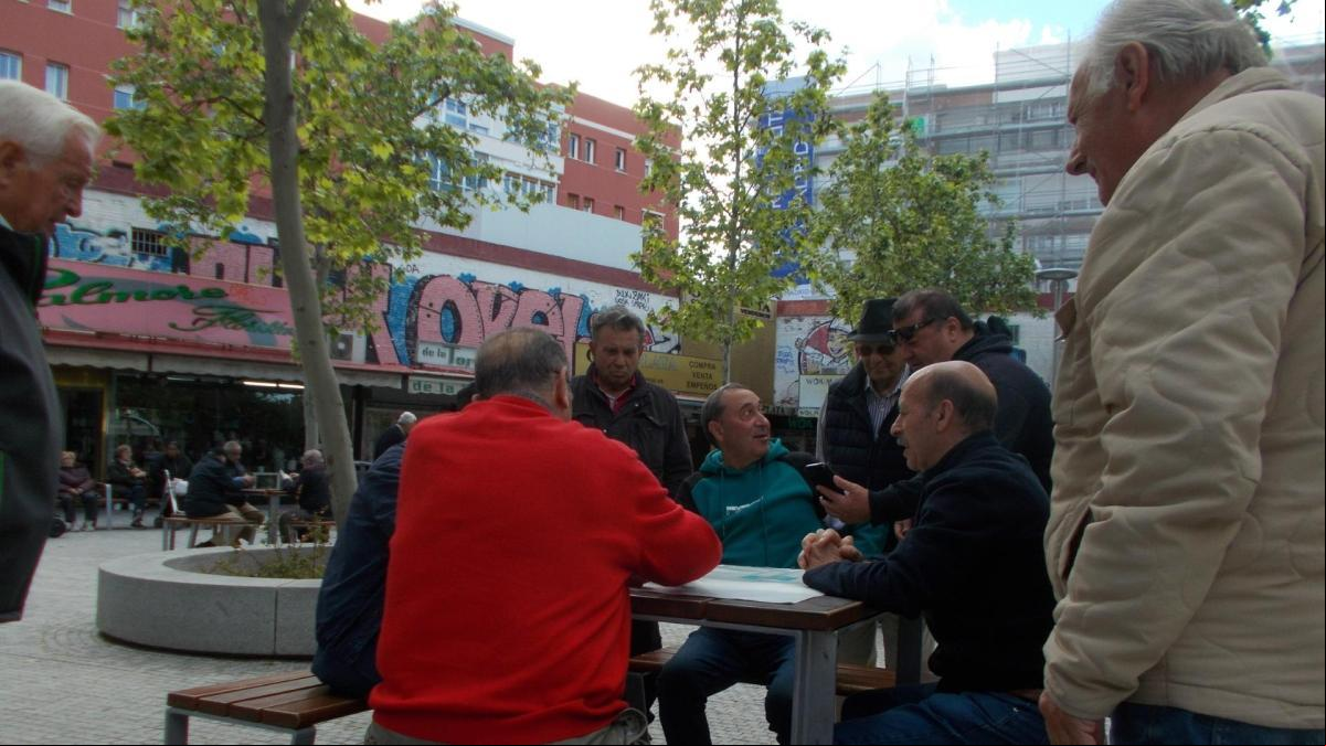 La plaza de Quintana, epicentro de los juegos de cartas y tertulias en Madrid