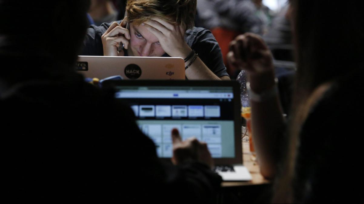 Gamificación, eventos y headhunters: las agresivas estrategias del cibercrimen para reclutar jóvenes con talento para convertirse en hackers