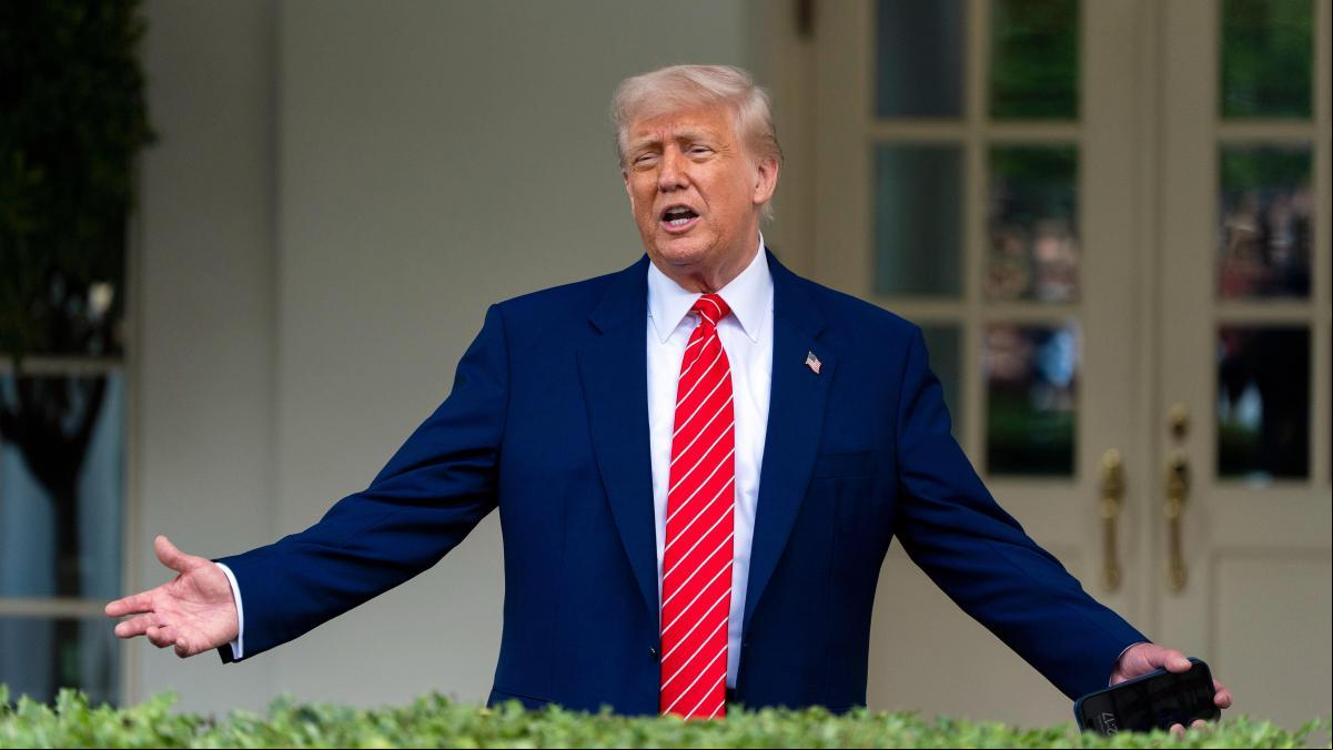Trump ordena incrementar hasta 20.000 el número de agentes encargados de deportaciones