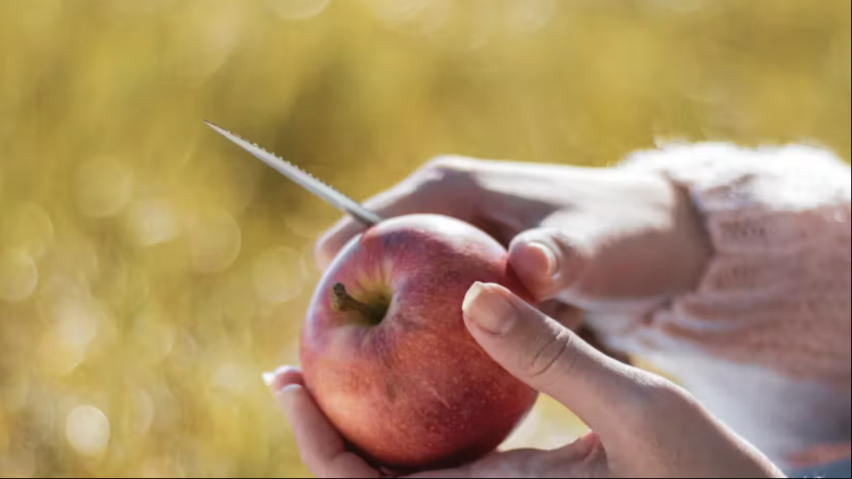 ¿Es necesario pelar la fruta o estamos tirando lo mejor?