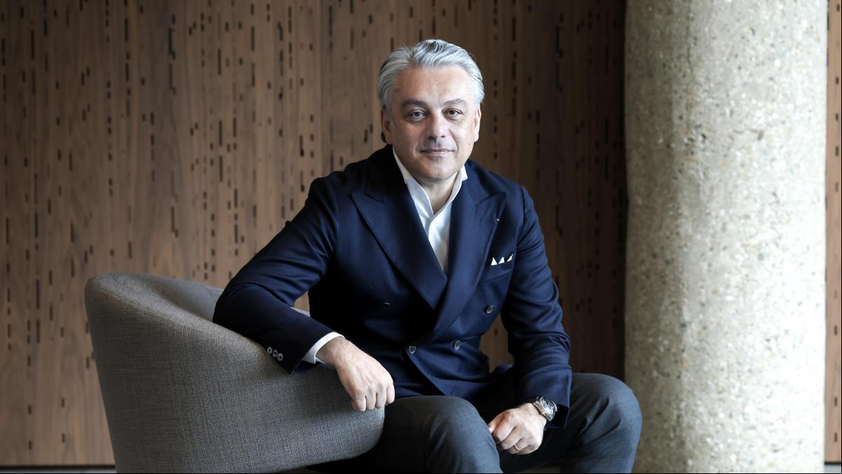 Luca de Meo, CEO de Renault, carga duramente contra los coches de Tesla: “Es un producto anodino, como un frigorífico”