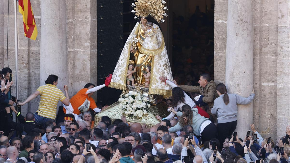 Miles de valencianos arropan a la Mare de Déu