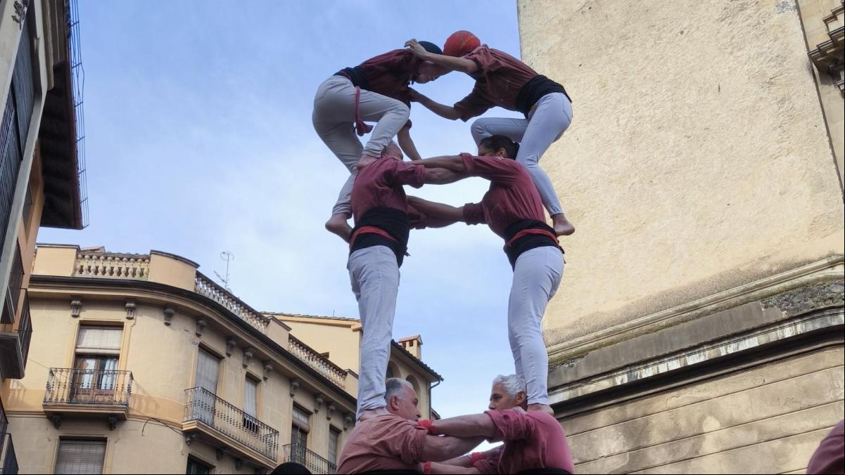 Castellers de aniversario en Olot