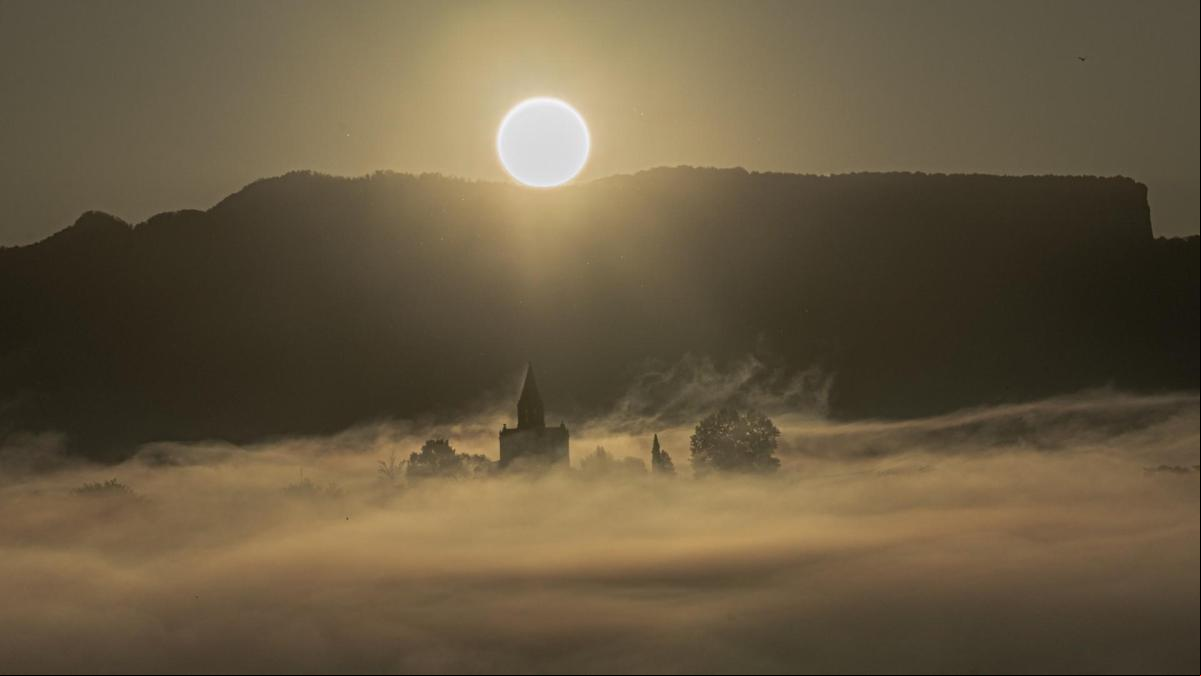 El sol de la niebla al amanecer en Osona