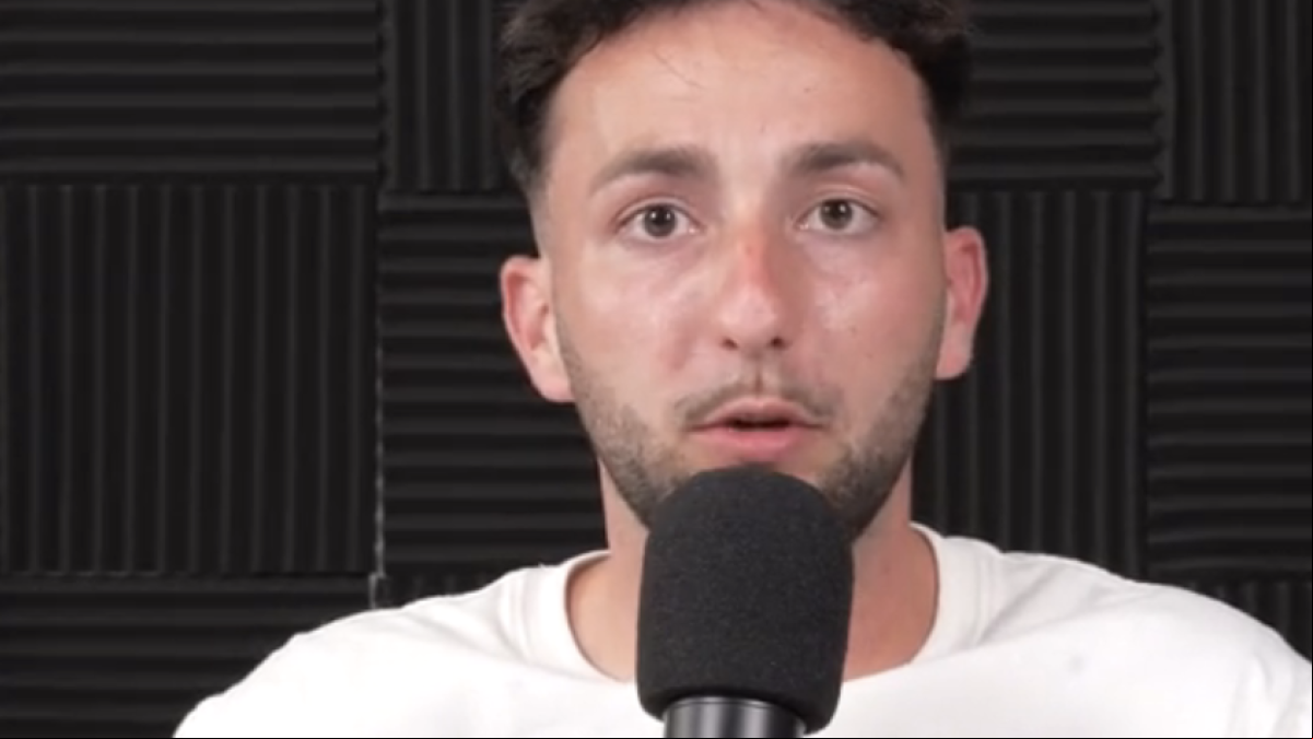 Álex Soler, hipnoterapeuta: “Cuando te entren ganas de fumar bebe agua y mantenla en la boca durante varios segundos”
