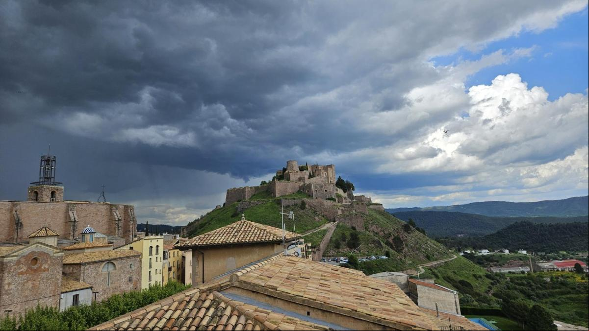 El gran nubarrón del castillo de Cardona