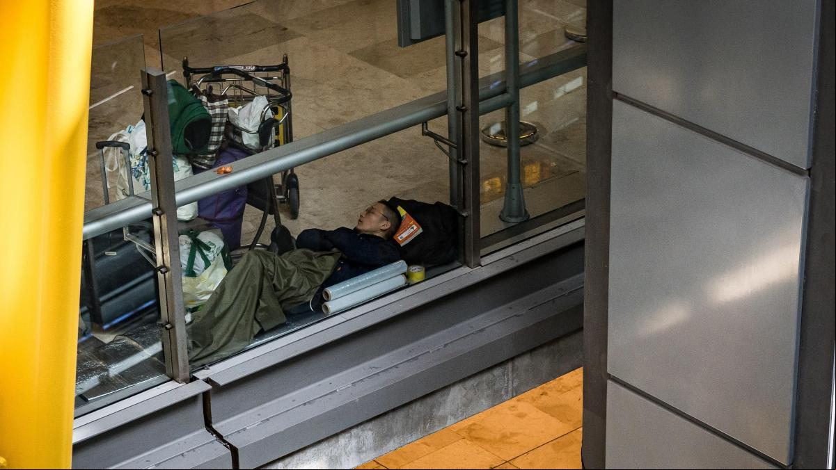 Los partidos discrepan por la decisión de Aena de limitar la entrada a los sintecho en Barajas