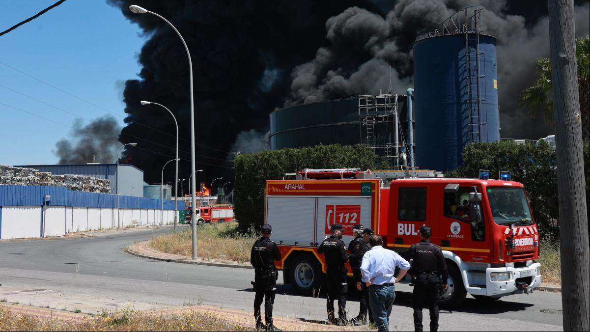 Levantan las medidas preventivas en Alcalá de Guadaíra tras el incendio en una nave de químicos: “ya no hay peligro para la población”