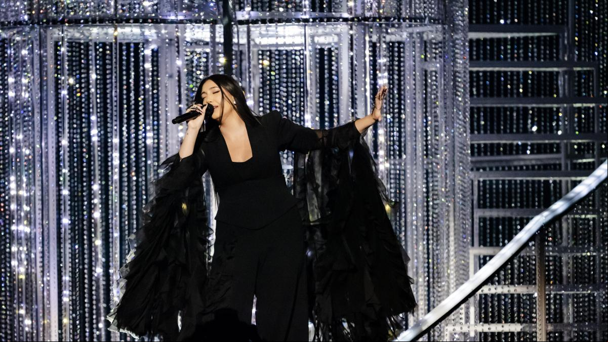 La israelí Yuval Raphael logra pasar a la final de Eurovisión con leves abucheos