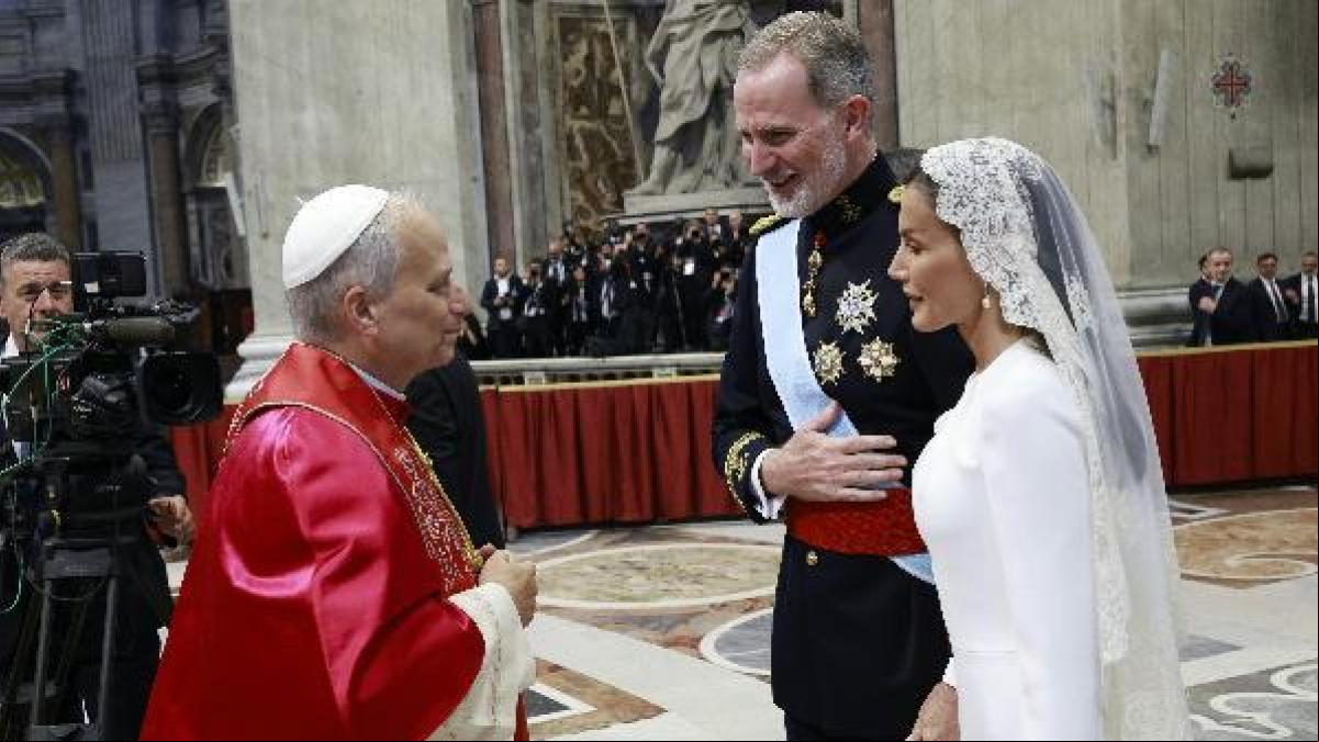 Letizia hace uso del privilegio de vestir de blanco ante el Papa