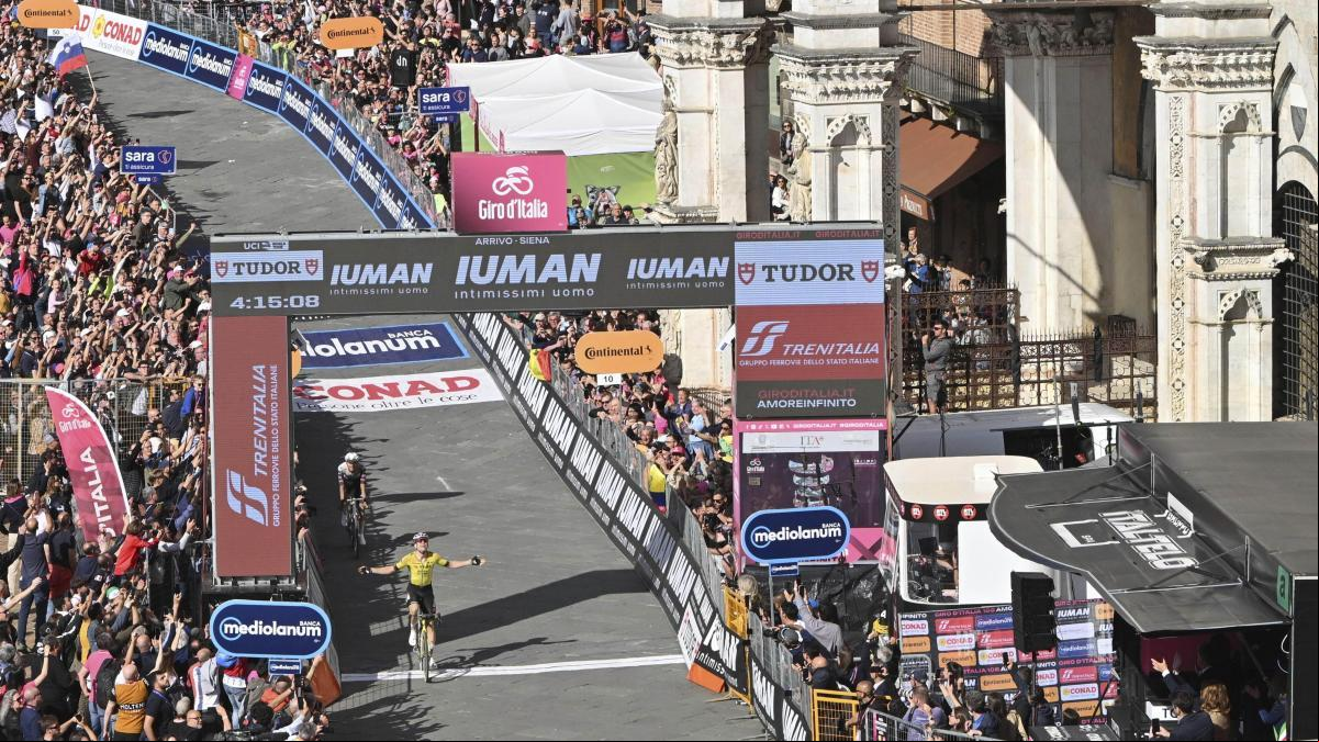 Van Aert regresa a lo grande en Siena y Del Toro se postula
